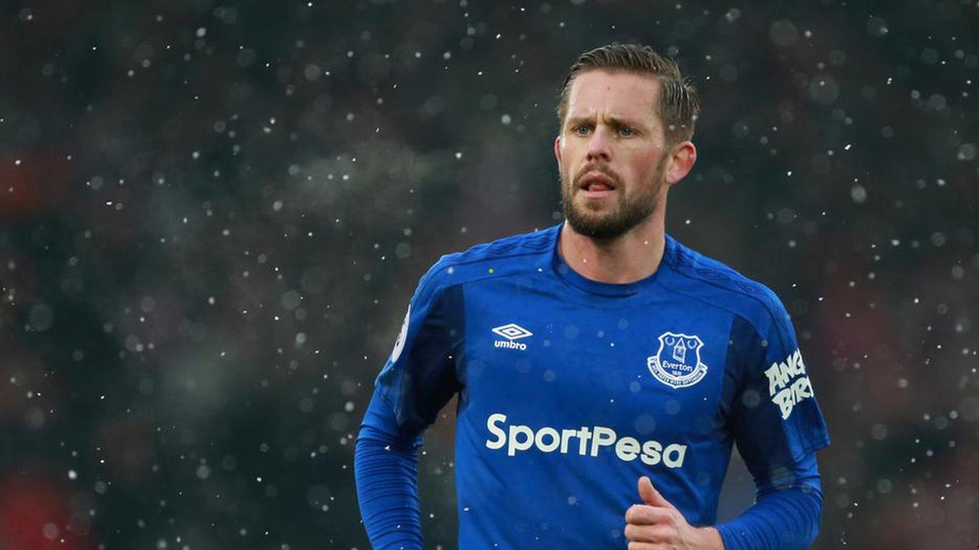 哈兰德训练场佩戴麦克风展现幽默一面 戏谑队友，你喝多了吗？